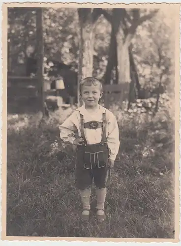 (F5105) Orig. Foto kleiner Junge in Lederhosen, vor 1945