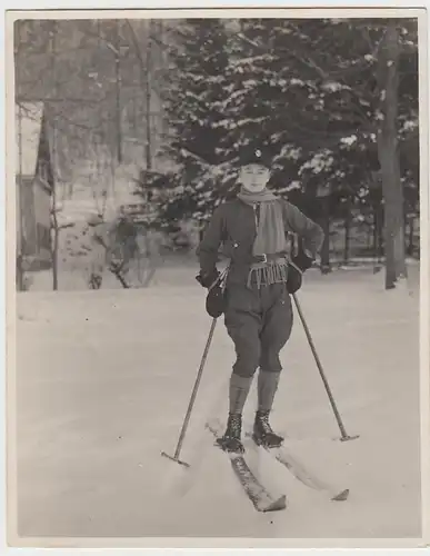(F5102) Orig. Foto junger Mann mit Skiern, vor 1945