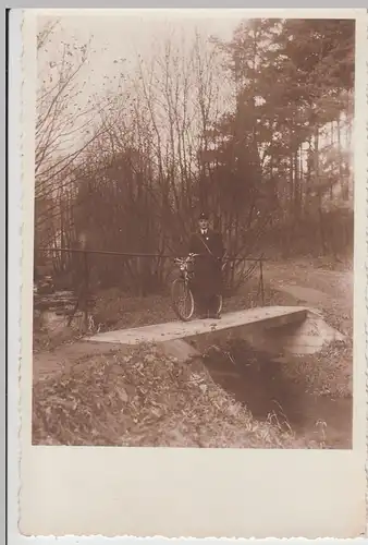 (F5099) Orig. Foto junger Mann mit Fahrrad auf Brücke, vor 1945