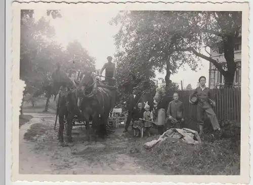 (F5097) Orig. Foto Personen am Gartenzaun, Pferdefuhrwerk Entrümplung vor 1945