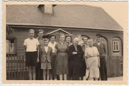 (F5083) Orig. Foto Personen vor einem Umgebindehaus, Görlitz vor 1945