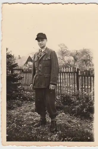 (F5081) Orig. Foto Mann steht im Garten, vor 1945