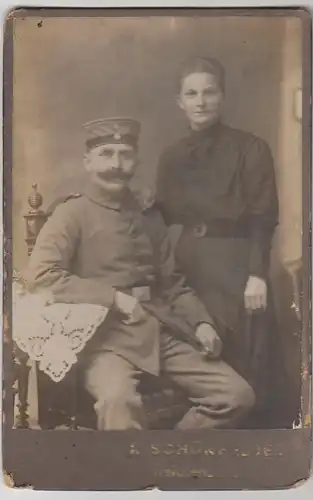 (F508) Kabinettfoto Deutscher Soldat I. WK mit Frau, Fotograf Reichenbach / Vog