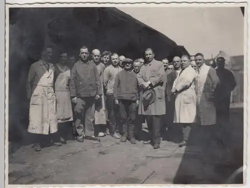 (F5076) Orig. Foto Arbeiter, Gruppenfoto auf Betriebsgelände, vor 1945