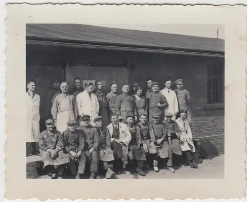 (F5071) Orig. Foto Arbeiter vor einer Halle, vor 1945