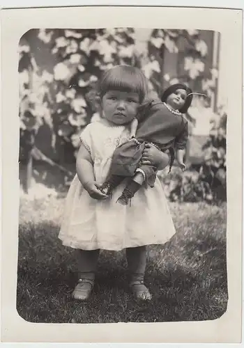 (F5065) Orig. Foto kleines Mädchen mit Puppe, vor 1945