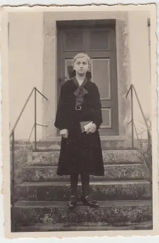 (F5064) Orig. Foto junge Frau vor Hauseingang, Konfirmation, Jugendweihe