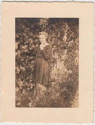 (F5063) Orig. Foto junge Frau am bewachsenen Zaun, vor 1945