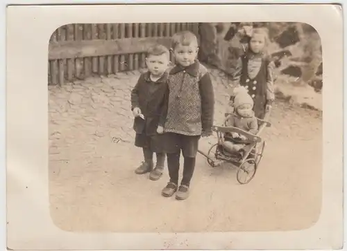 (F5061) Orig. Foto Kinder mit kleinen Wagen, vor 1945