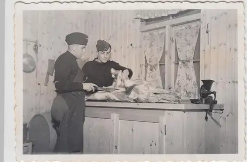 (F5060) Orig. Foto Männer mit Käppi zerlegen Fleisch, vor 1945
