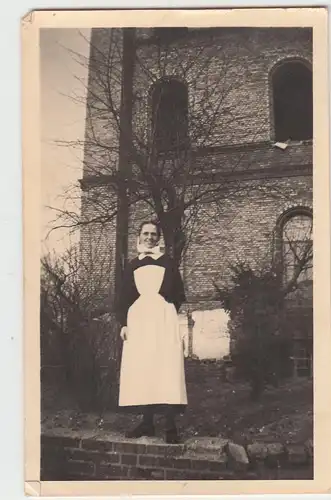 (F5058) Orig. Foto Frau vor einem Gebäude, vor 1945, Haushaltschule o.ä.
