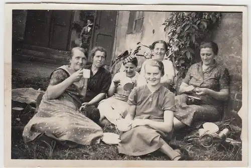 (F5055) Orig. Foto Frauen beim Picknick, vor 1945