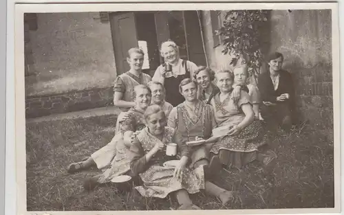 (F5048) Orig. Foto Frauen, Arbeiterinnen beim Picknick, vor 1945