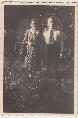 (F5047) Orig. Foto Dame und junger Mann im Freien, vor 1945