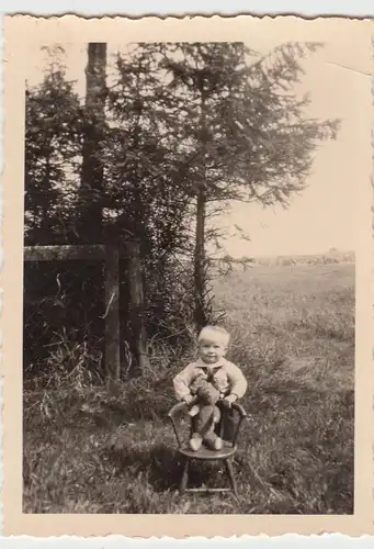 (F5046) Orig. Foto kleines Kind mit Stoffbär und Stuhl im Freien