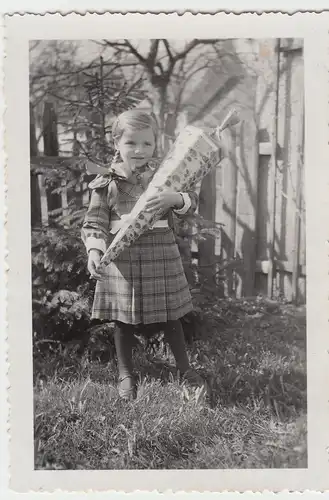 (F5042) Orig. Foto kleines Mädchen mit Zuckertüte im Garten