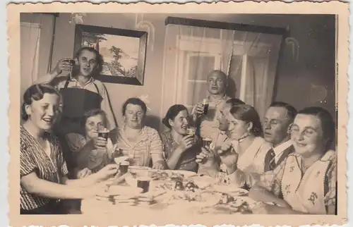 (F5040) Orig. Foto Personen am Esstisch, Feier, vor 1945