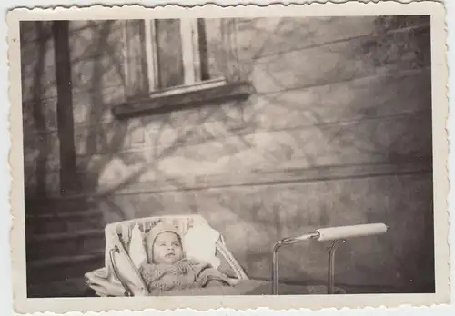(F5037) Orig. Foto Baby im Kinderwagen vor Haus