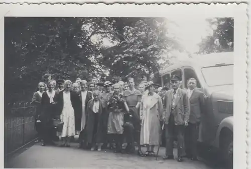 (F5034) Orig. Foto Personengruppe am Autobus, Ausfahrt vor 1945