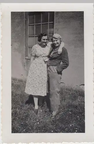 (F5032) Orig. Foto 2 Frauen Arm in Arm am Haus, vor 1945