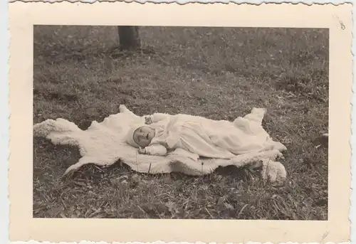 (F5027) Orig. Foto Baby auf Schaffell im Freien