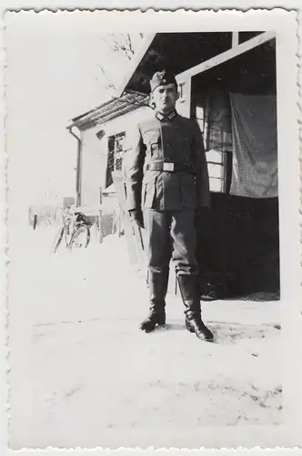 (F5025) Orig. Foto Wehrmacht-Soldat im Freien
