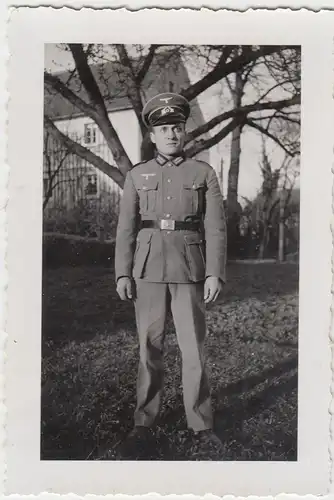 (F5024) Orig. Foto Wehrmacht-Soldat im Freien