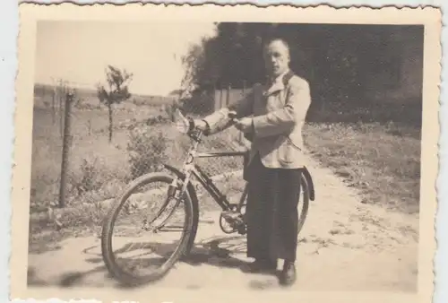 (F5023) Orig. Foto Erich Hoffmann a. Seidenberg O.L. mit Fahrrad, vor 1945