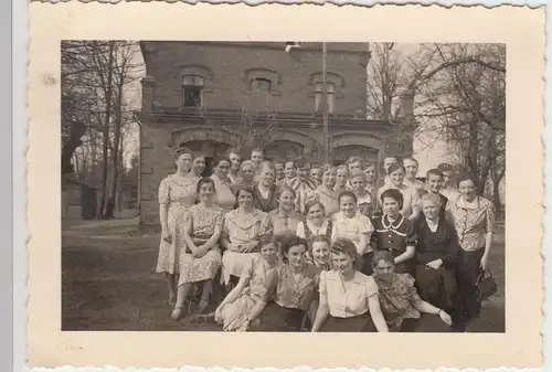 (F5020) Orig. Foto große Gruppe vor einem Gebäude, Ausfahrt, vor 1945