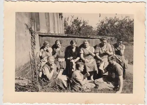 (F5019) Orig. Foto Personen, Arbeiter, Picknick am Haus, vor 1945