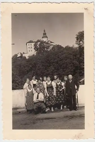 (F5013) Orig. Foto Frýdlant v ?echách, Personen vor dem Schloss, vor 1945