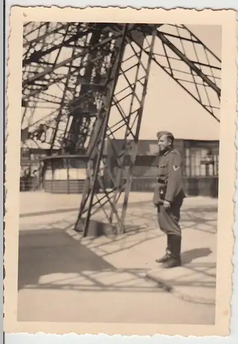 (F5010) Orig. Foto Wehrmacht-Soldat an Eisengerüst, Förderturm o.ä.