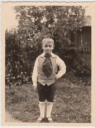 (F5009) Orig. Foto kleiner Junge in festlicher Kleidung