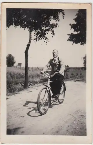 (F5002) Orig. Foto Mann fährt Fahrrad, vor 1945