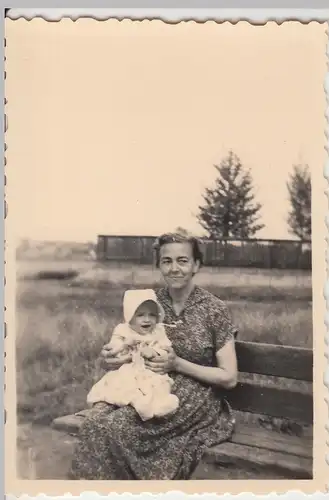 (F5001) Orig. Foto Frau auf Bank mit Baby auf Schoß