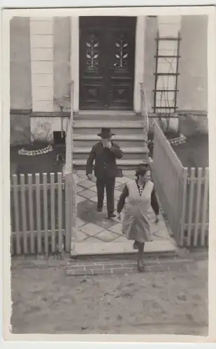 (F4996) Orig. Foto Personen kommen aus Hauseingang, Karfreitag 1933