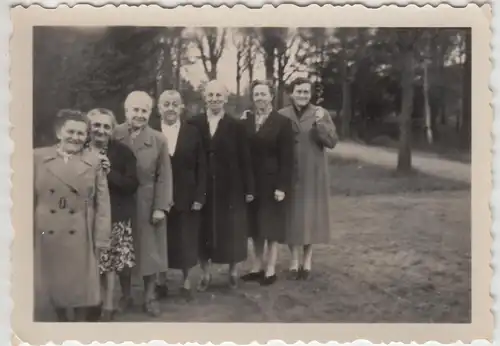 (F4991) Orig. Foto Damen, Gruppenfoto im Freien, vor 1945