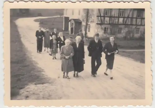 (F4990) Orig. Foto Personen spazieren, vor 1945