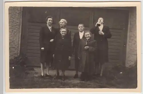 (F4987) Orig. Foto Damen, Gruppenfoto im Freien, Feier, vor 1945
