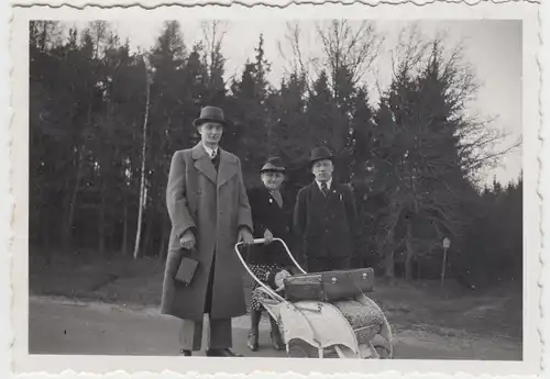 (F4986) Orig. Foto Spaziergang, Kinderwagen mit großem Koffer, vor 1945