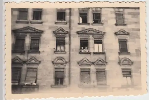 (F4985) Orig. Foto Personen am Fenster, großes Wohnhaus, vor 1945