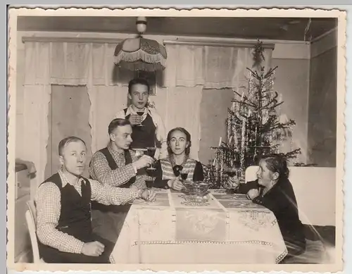 (F4980) Orig. Foto Familie am Tisch m. Weihnachtsbaum, Sylvester 1943
