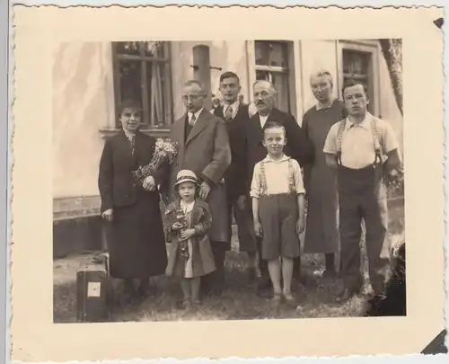 (F4972) Orig. Foto Personen vor dem Haus, vor 1945