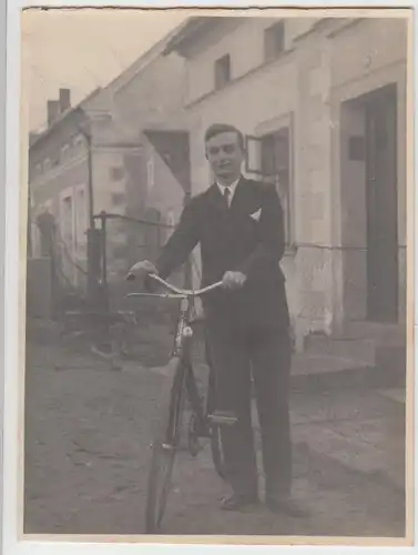 (F4969) Orig. Foto junger Mann mit Fahrrad vor Haus, 12.3.1933