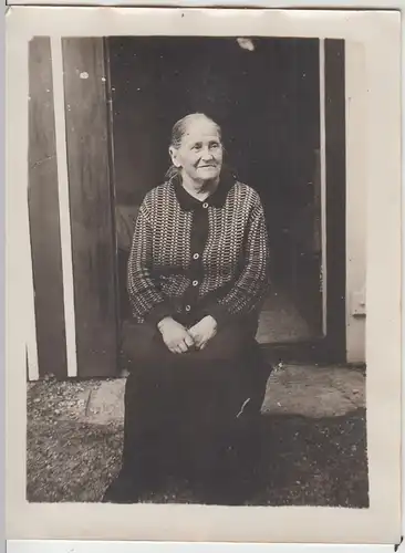 (F4967) Orig. Foto ältere Frau sitzt an Haustür, vor 1945
