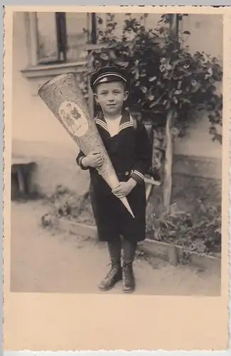 (F4963) Orig. Foto kleiner Junge mit Zuckertüte, vor 1945