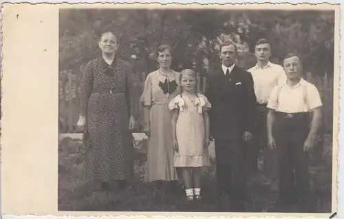 (F4961) Orig. Foto Personen, Gruppenfoto am Zaun, vor 1945
