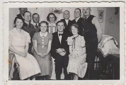 (F4956) Orig. Foto Personengruppe im Raum, vor 1945