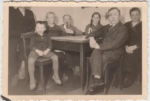 (F4951) Orig. Foto Personen sitzen am Tisch, vor 1945