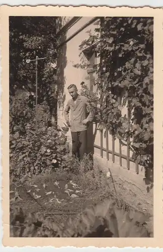 (F4946) Orig. Foto junger Mann betrachtet seinen Garten, Beete